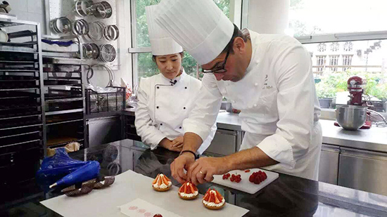 两位老师共同制作美食